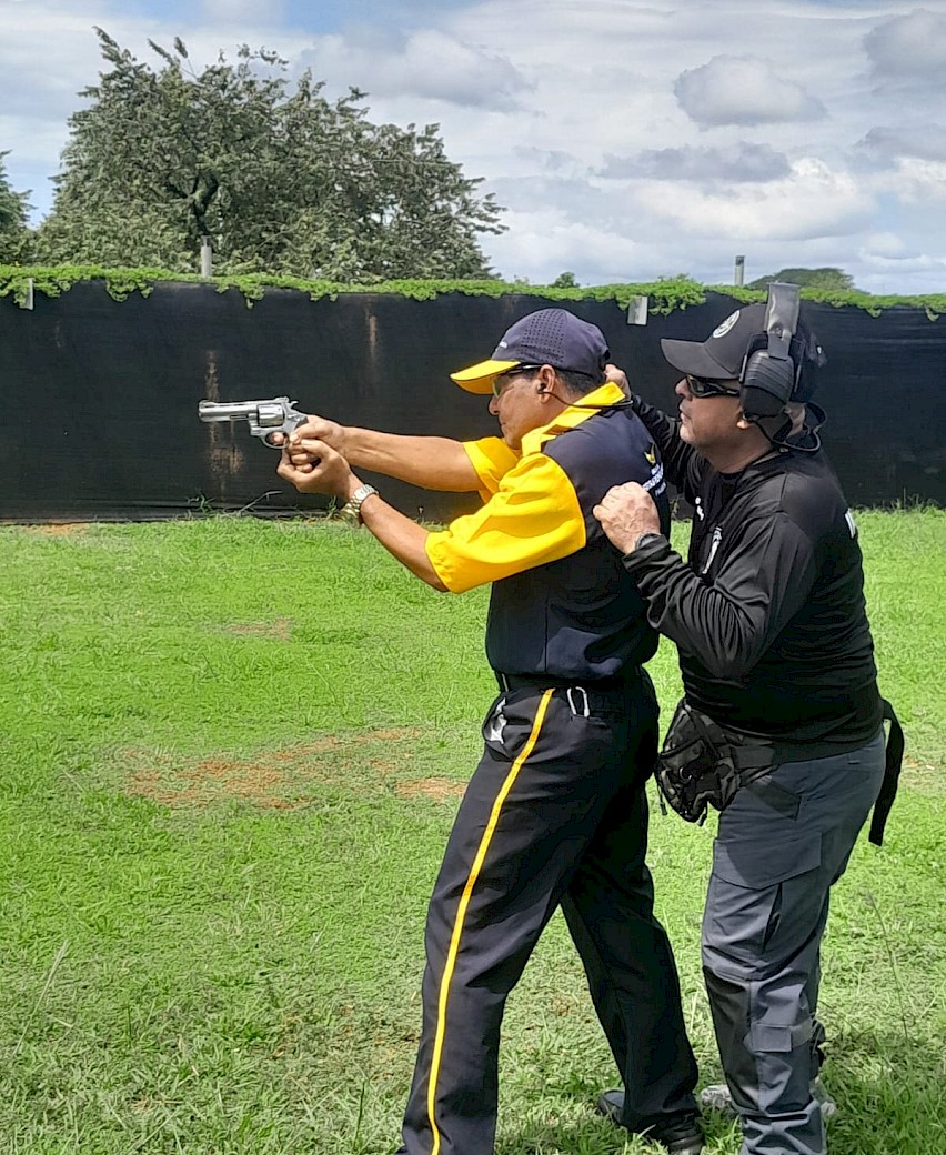 Entrenamiento de tiro con instructor