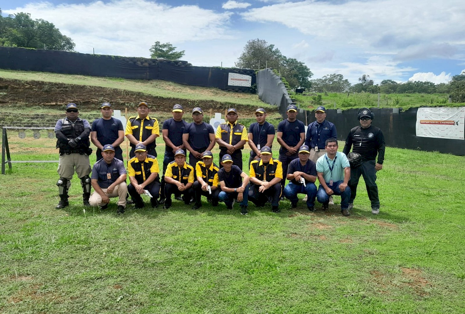 Grupo de agentes en el pol&iacute;gono de tiro